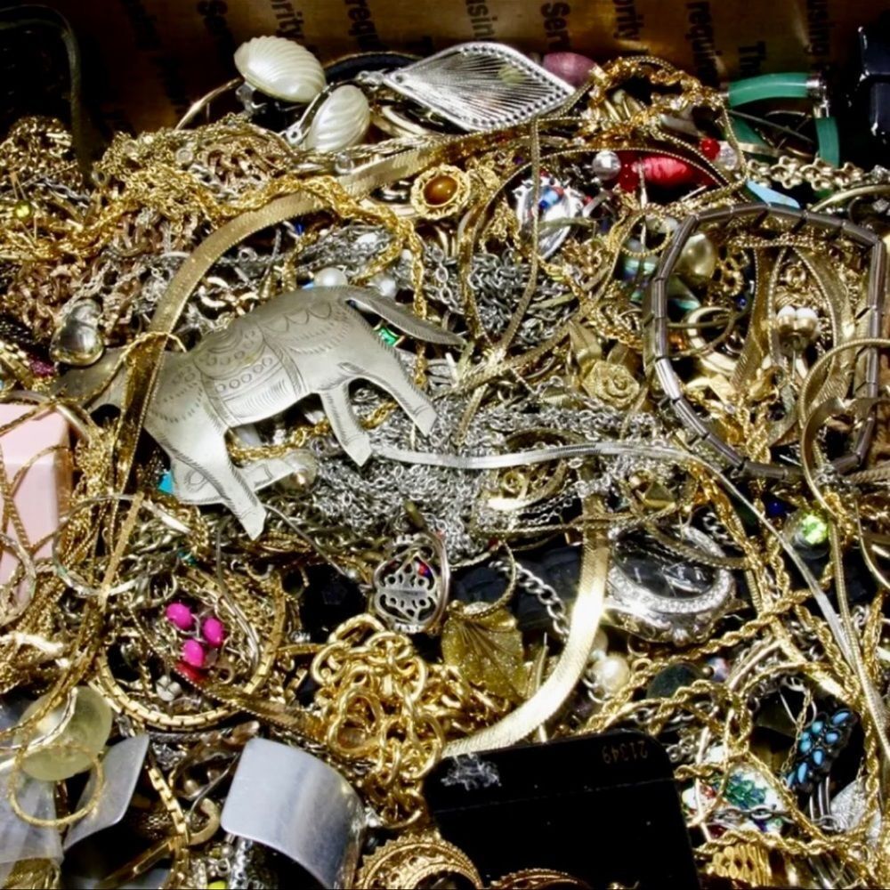 ❤️ NEW 1 LB Bottom-of-the-Box Jewelry Lot Brooches Rings Pendants Treasure Hunt